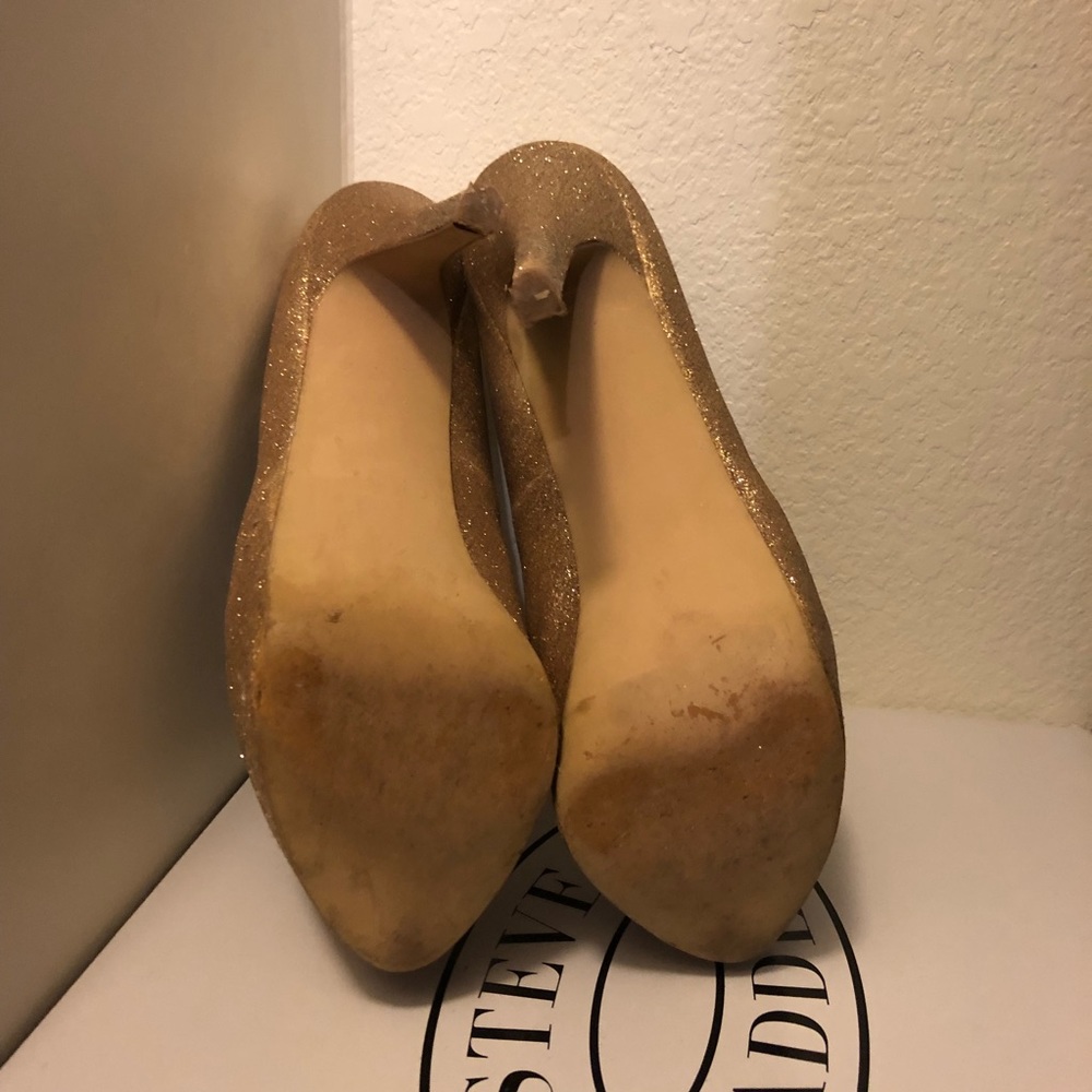 Steve Madden Dejavu Gold Glitter Pumps - Picture 5 of 7